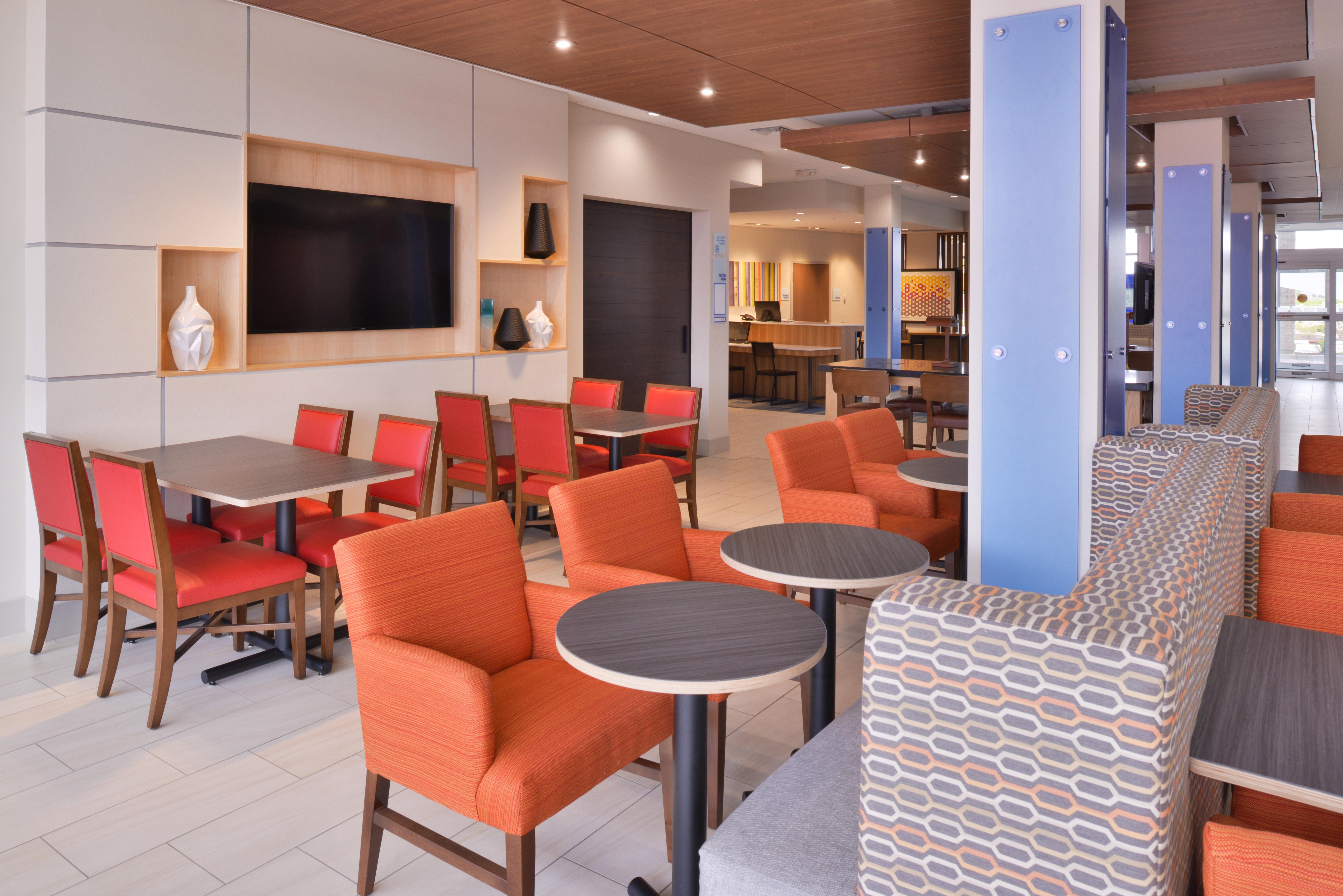 Holiday Inn Express & Suites Madison By Ihg Esterno foto