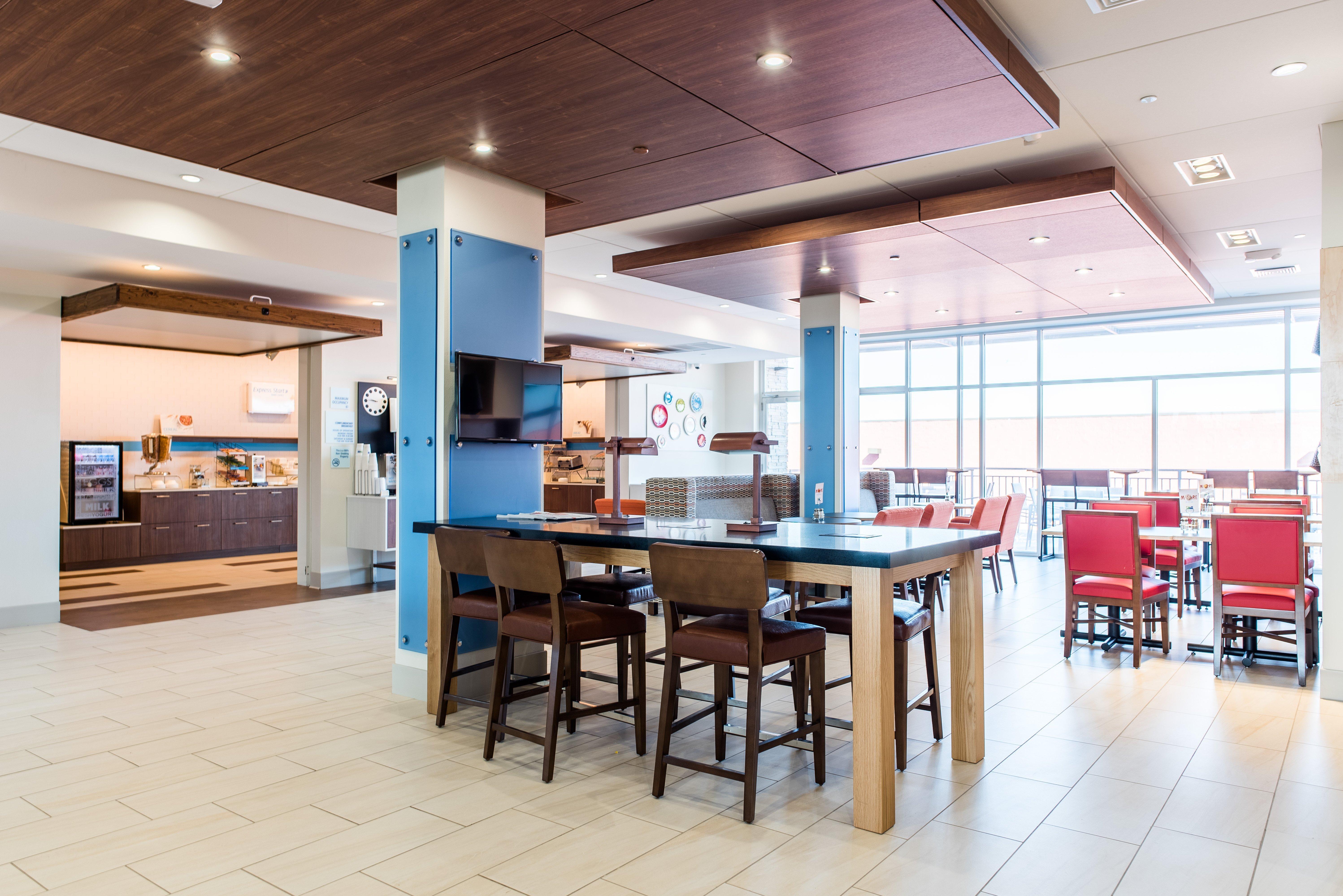 Holiday Inn Express & Suites Madison By Ihg Esterno foto