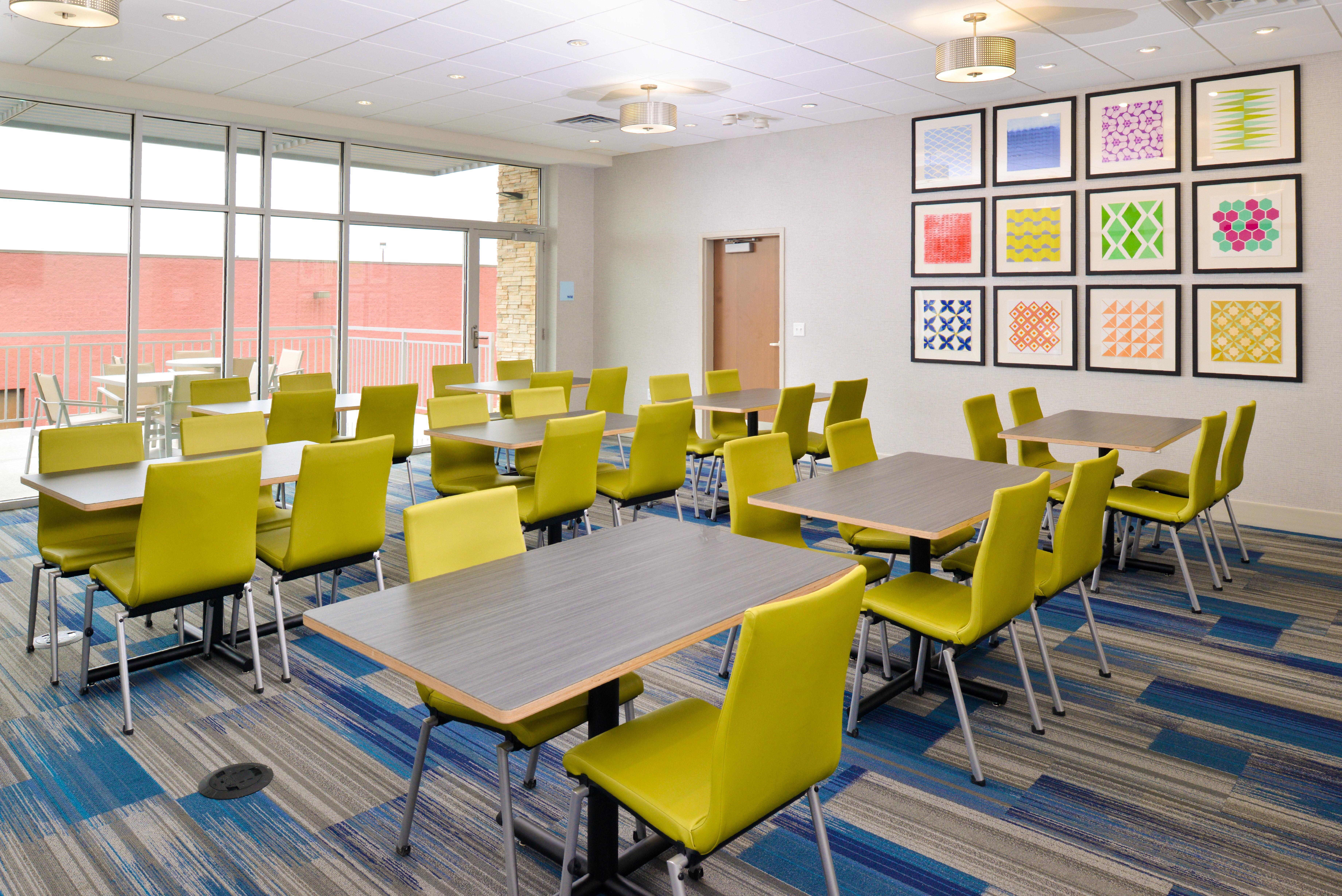 Holiday Inn Express & Suites Madison By Ihg Esterno foto