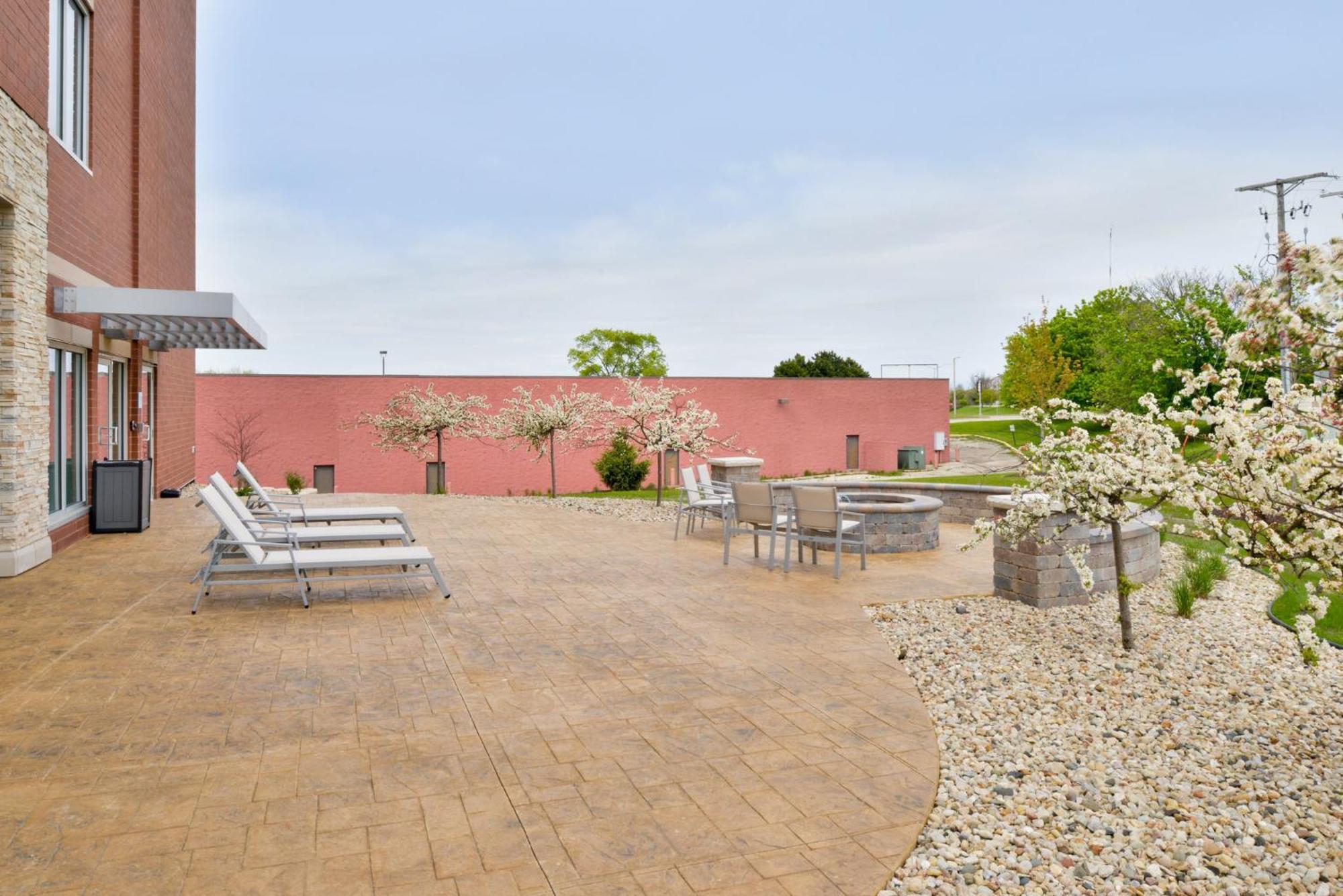 Holiday Inn Express & Suites Madison By Ihg Esterno foto